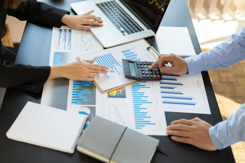 Professionnels analysant des graphiques et données financières