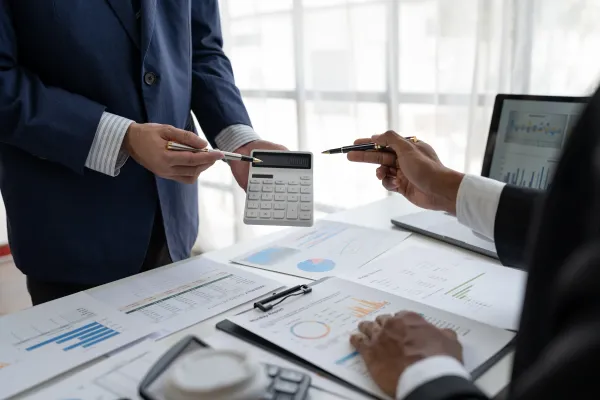 Analyste financier au travail - Expertise comptable Cabinet Argos