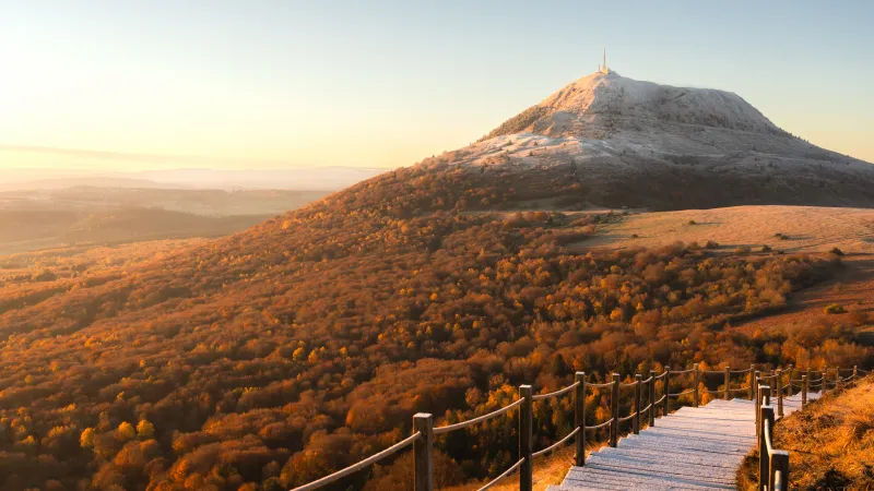 Lever de soleil sur le Puy de Pariou - Cabinet expert-comptable en Auvergne
