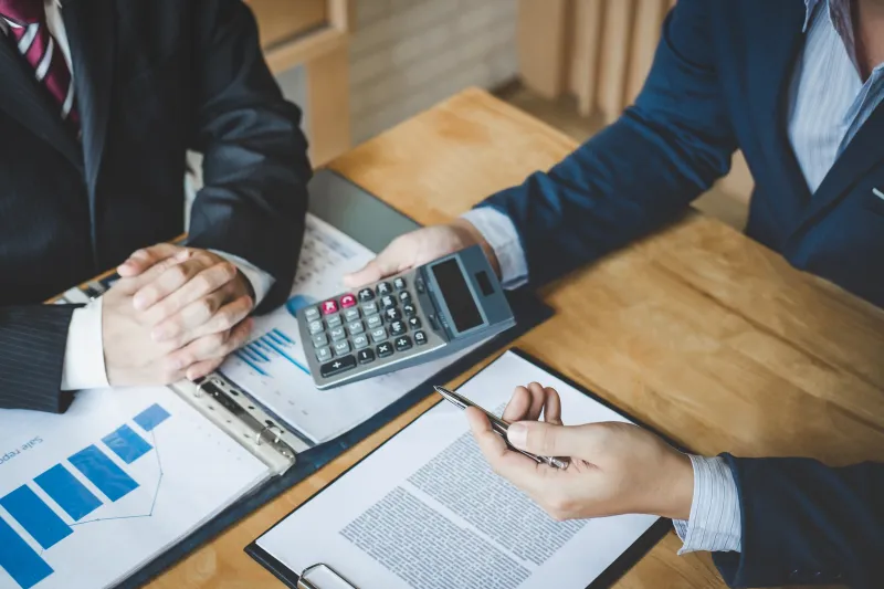 Équipe en réunion de travail - Processus mensuel