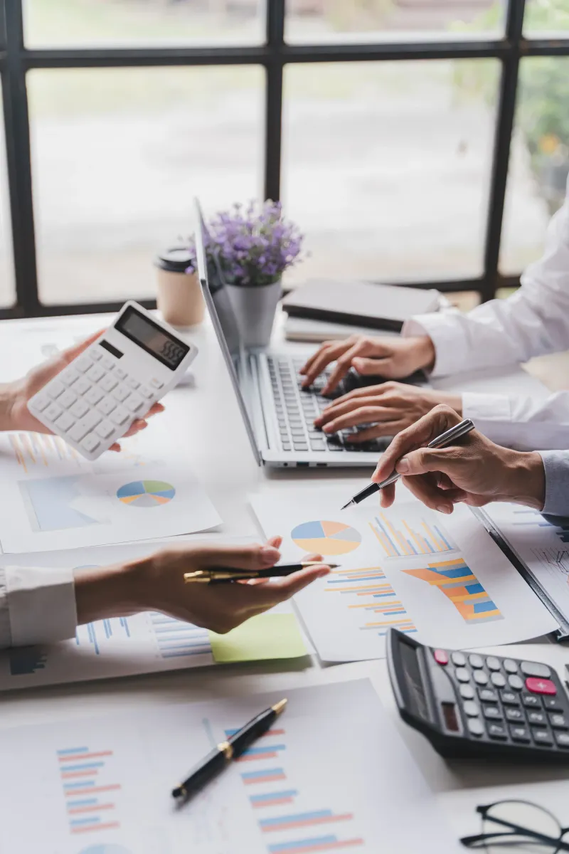 Jeunes collègues en réunion de brainstorming